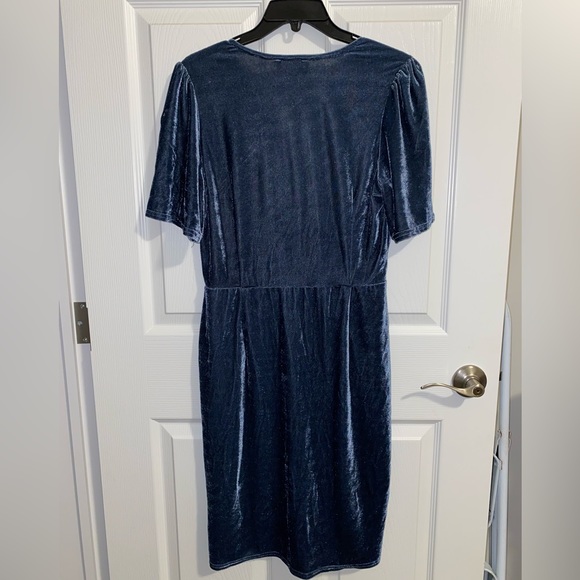 velvet dress - Picture 2 of 3